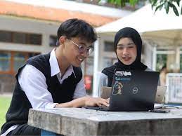 Kuliah vs Langsung Kerja: Mana yang Lebih Menguntungkan?
